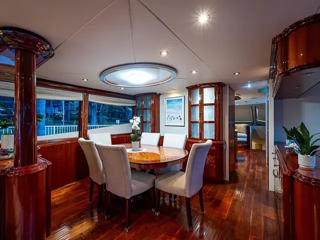 Lazzara Yachts 80 Skylounge M.Y.