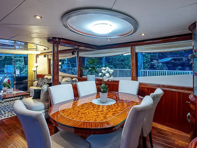 Lazzara Yachts 80 Skylounge M.Y.