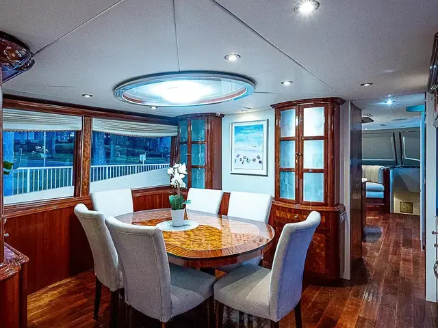 Lazzara Yachts 80 Skylounge M.Y.