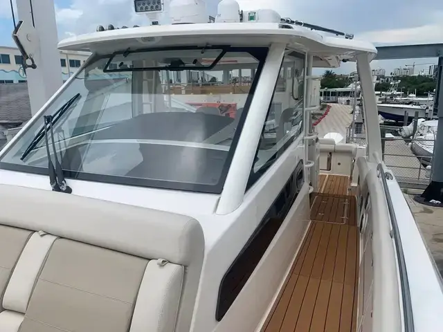 Boston Whaler 420 Outrage