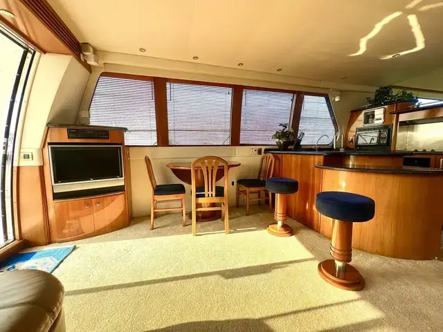 Carver 570 Voyager Pilot House