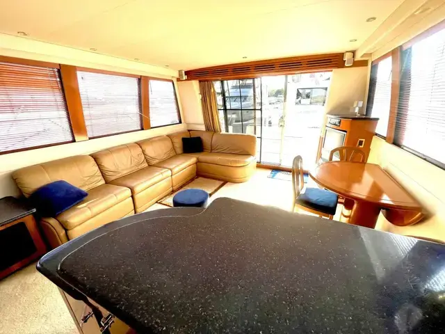 Carver 570 Voyager Pilot House