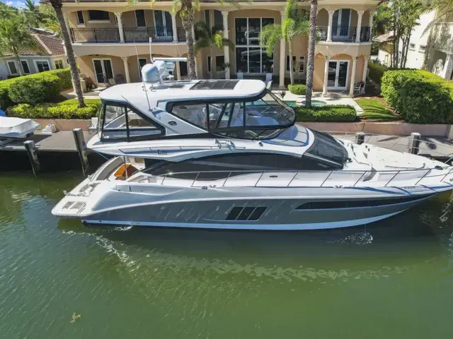 Sea Ray 590 Fly Bridge