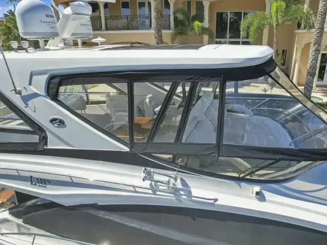 Sea Ray 590 Fly Bridge