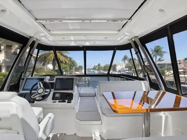 Sea Ray 590 Fly Bridge