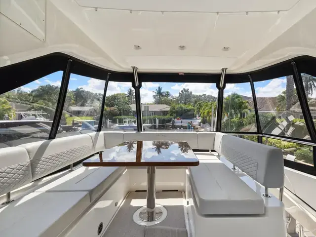 Sea Ray 590 Fly Bridge