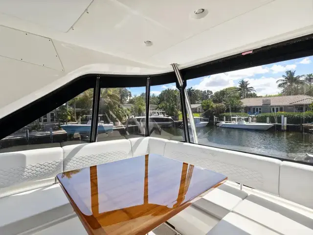 Sea Ray 590 Fly Bridge