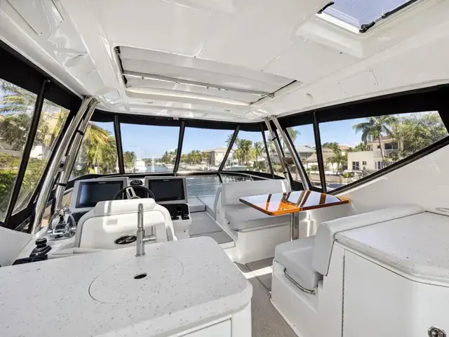 Sea Ray 590 Fly Bridge