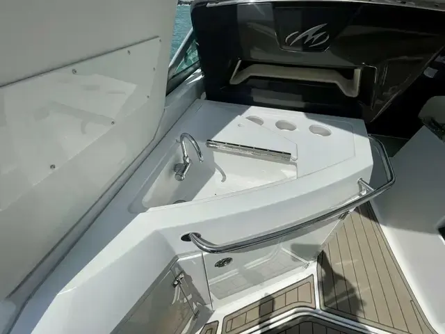 Monterey 335 Sport Yacht