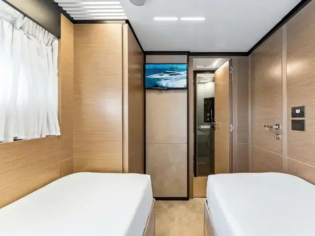 Ferretti Yachts 780