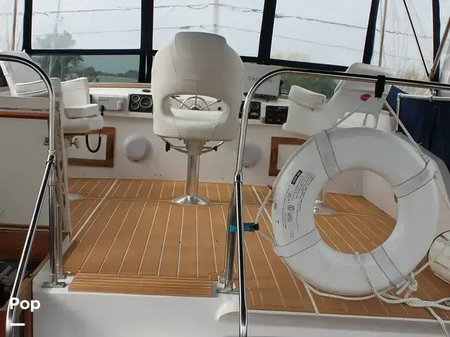 Marinette 39 Double Cabin Flybridge