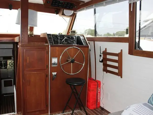 Marinette 39 Double Cabin Flybridge