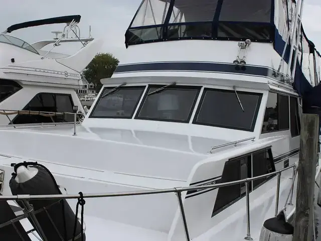 Marinette 39 Double Cabin Flybridge