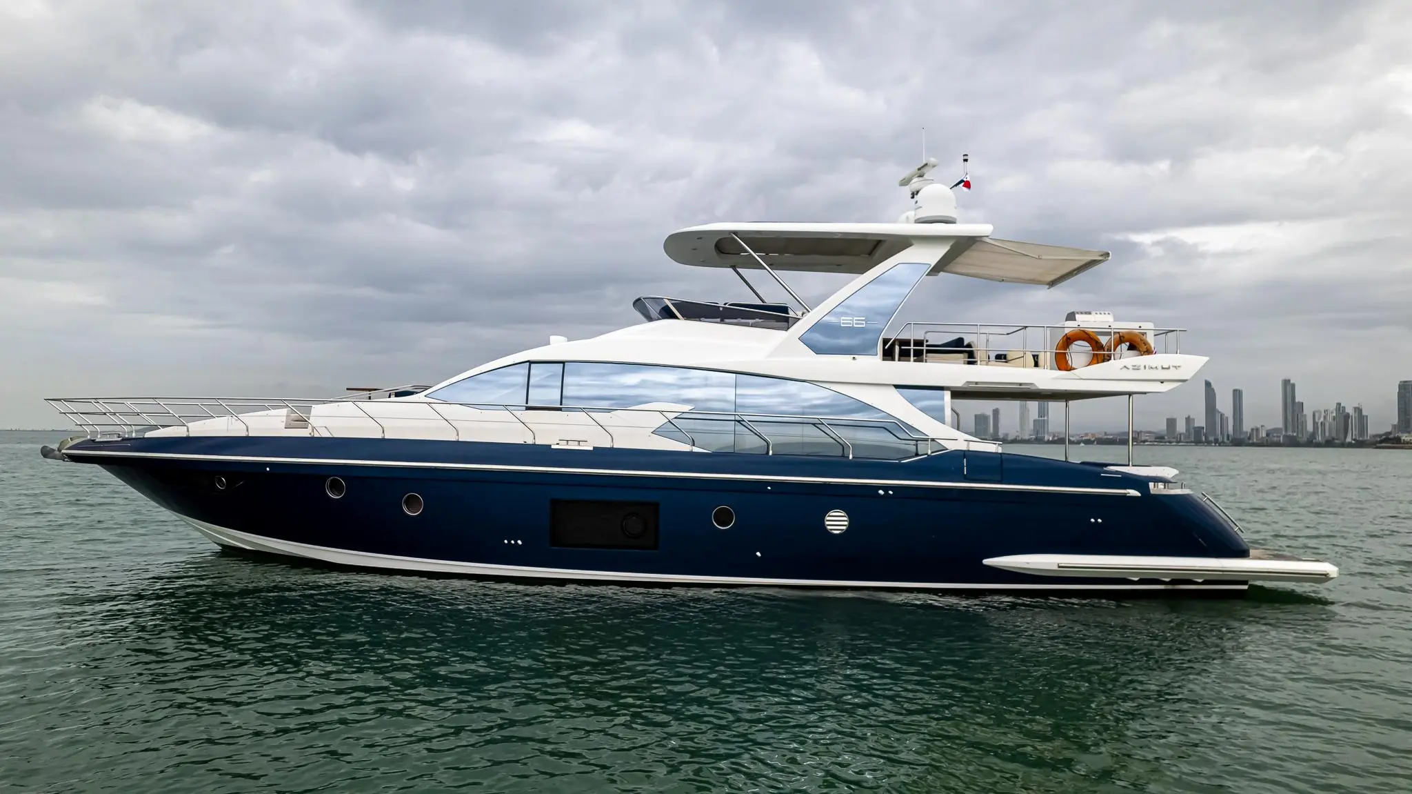 2017 Azimut flybridge