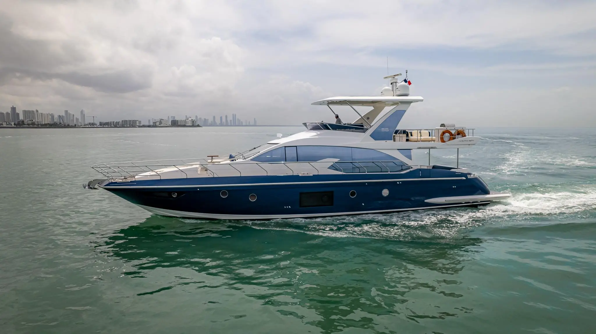 2017 Azimut flybridge