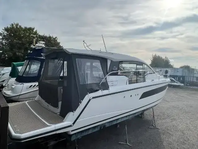 Sealine C 335v