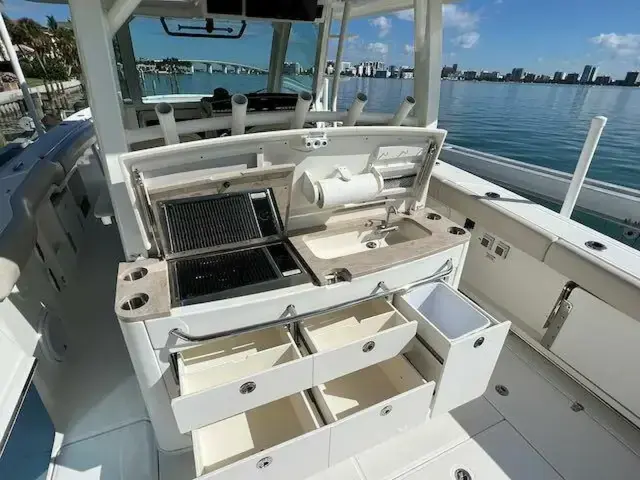 Boston Whaler 380 Outrage