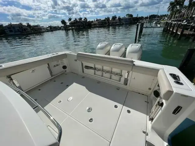 Boston Whaler 380 Outrage