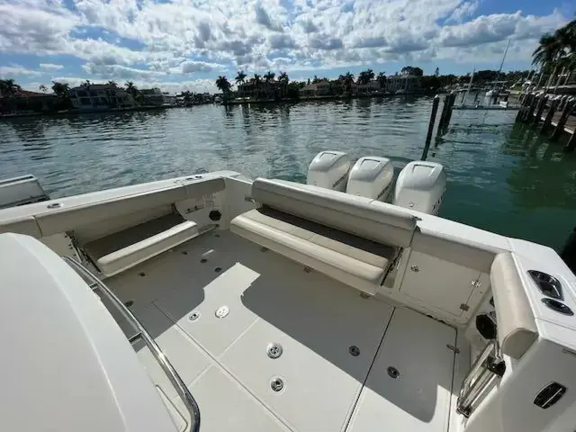 Boston Whaler 380 Outrage