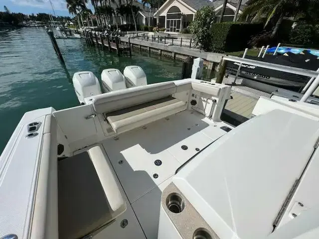 Boston Whaler 380 Outrage