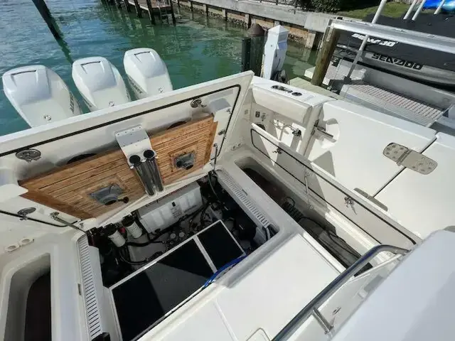 Boston Whaler 380 Outrage