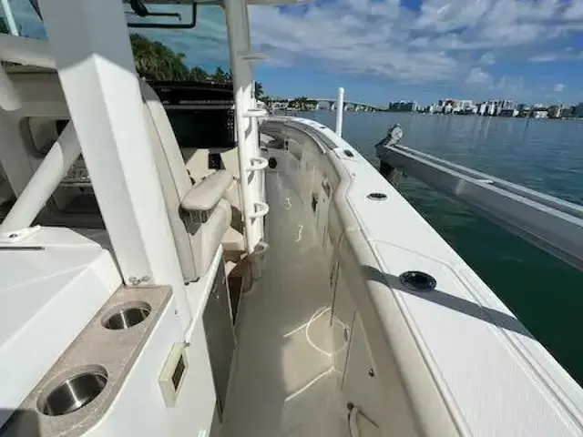 Boston Whaler 380 Outrage