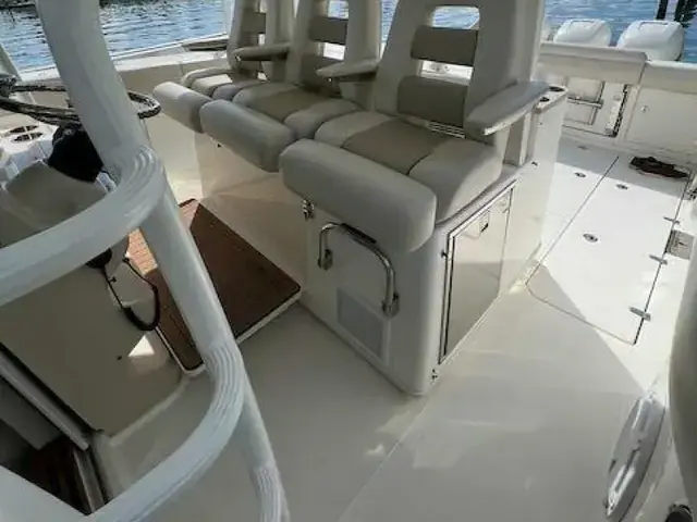 Boston Whaler 380 Outrage