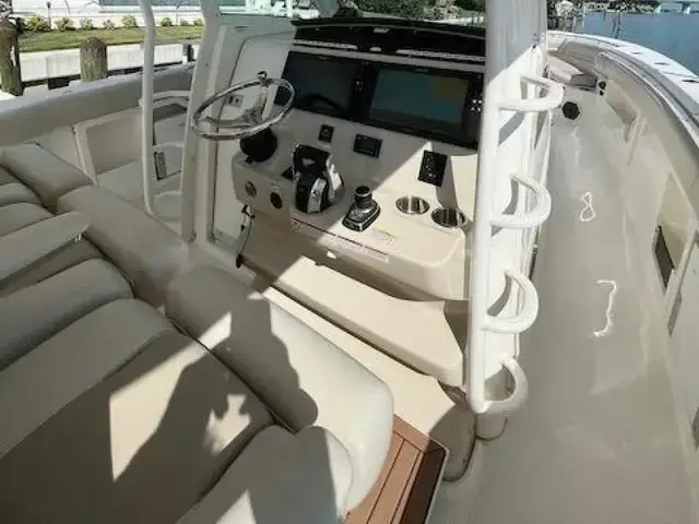 Boston Whaler 380 Outrage