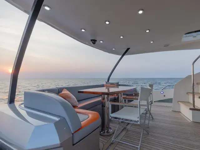 Lazzara Yachts 64