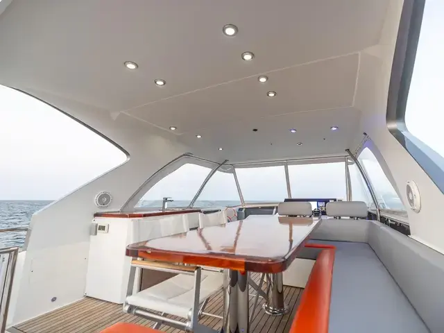 Lazzara Yachts 64