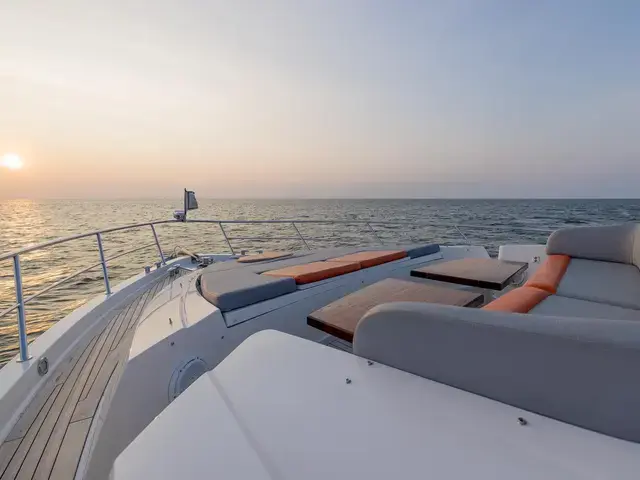 Lazzara Yachts 64