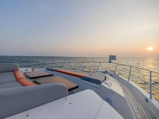 Lazzara Yachts 64