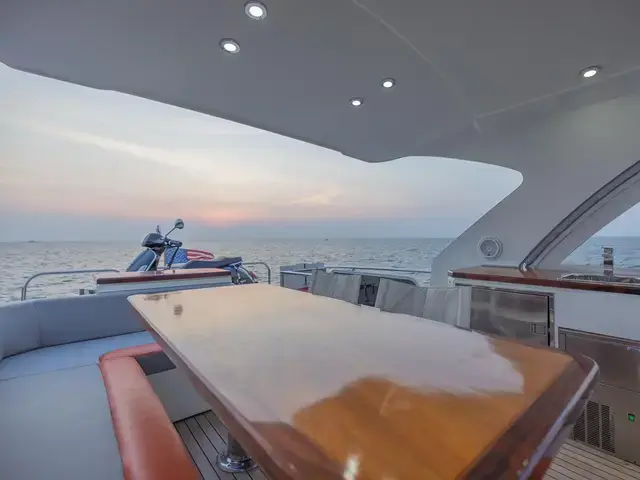 Lazzara Yachts 64