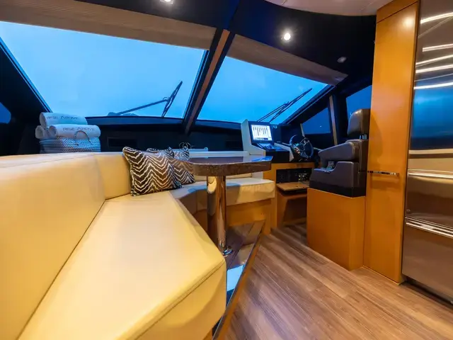 Lazzara Yachts 64