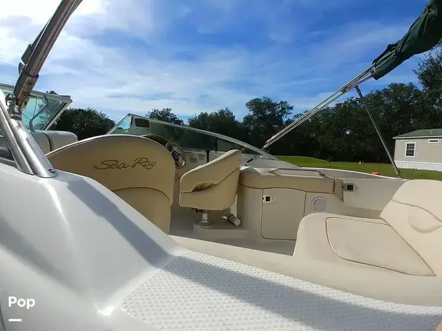 Sea Ray 220 Sundeck