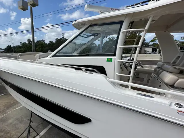 Boston Whaler 420 Outrage