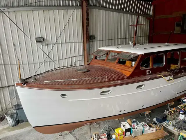 Chris-Craft Enclosed Cruiser