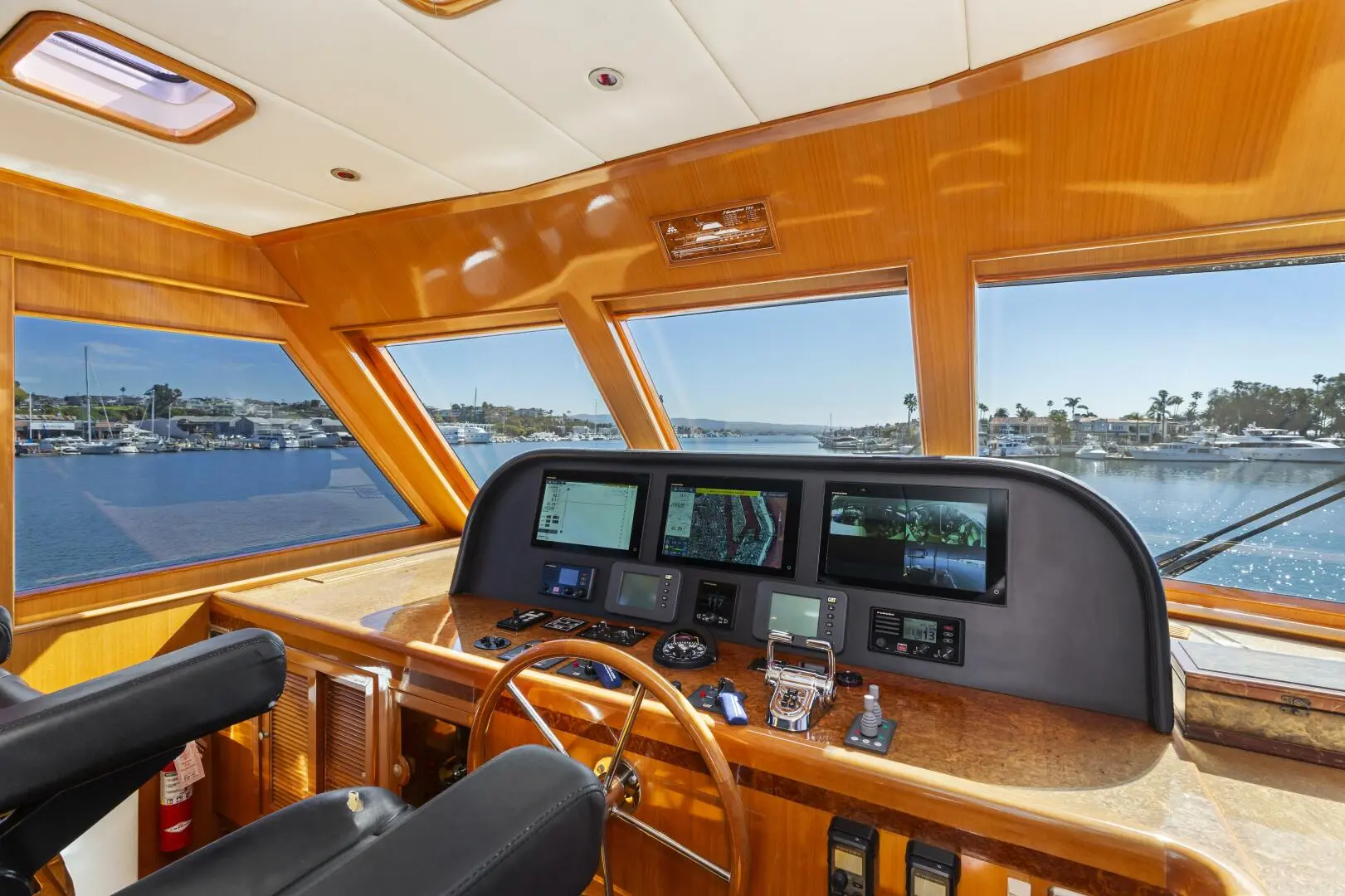 2007 Hampton cockpit motoryacht