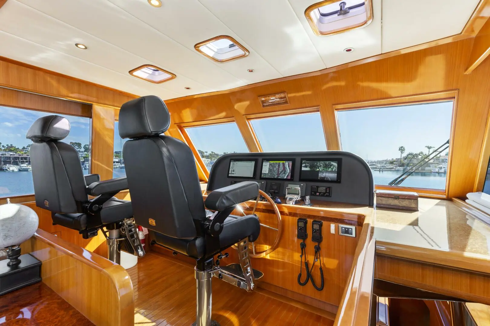 2007 Hampton cockpit motoryacht