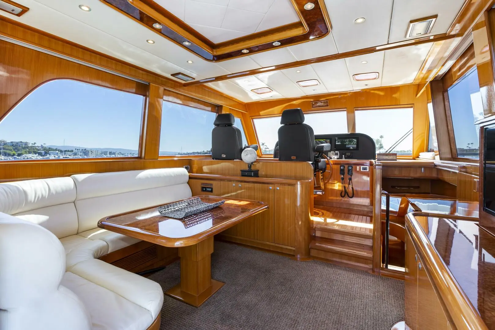 2007 Hampton cockpit motoryacht