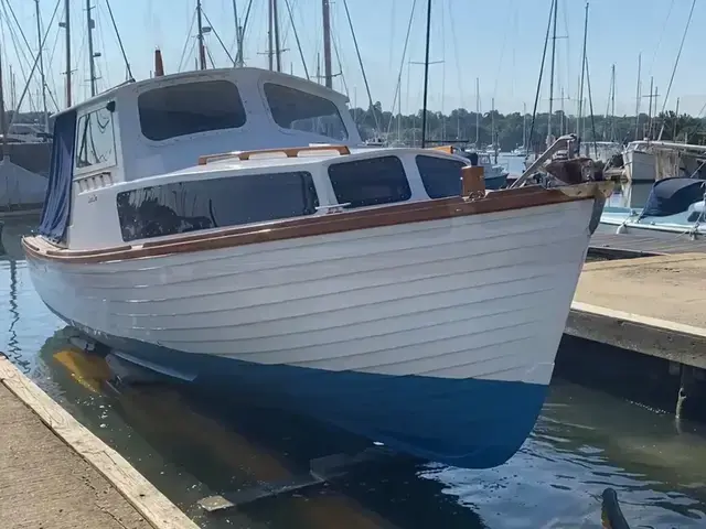 Classic 26' Cabin Boat