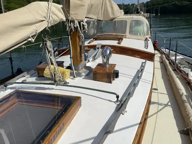 Classic Warner 33 Bermudan Cutter