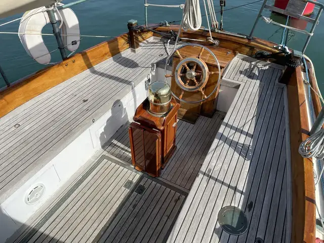 Classic Warner 33 Bermudan Cutter