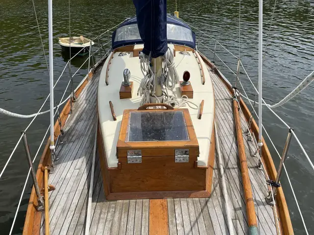 Classic Kim Holman Sterling Bermudan Sloop