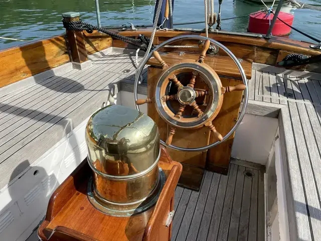 Classic Warner 33 Bermudan Cutter