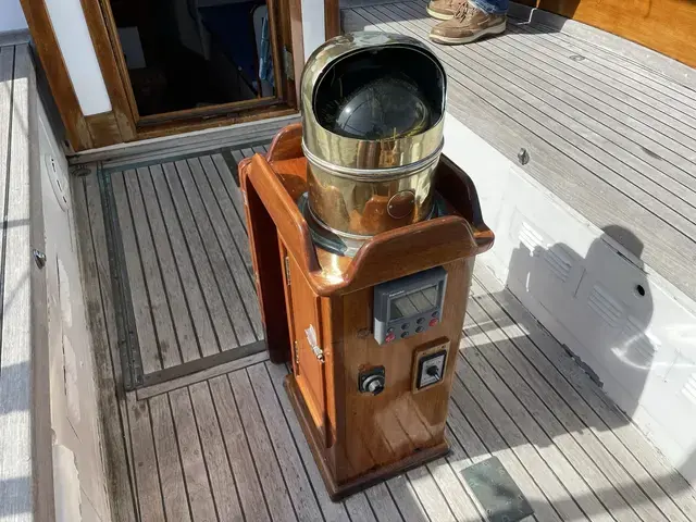 Classic Warner 33 Bermudan Cutter