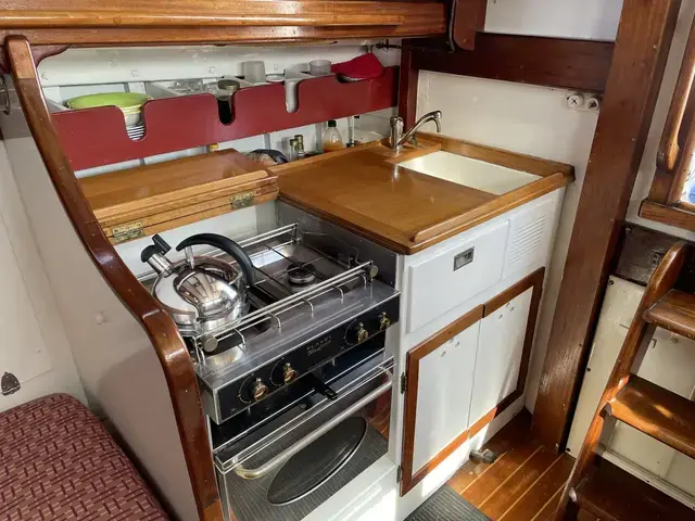 Classic Warner 33 Bermudan Cutter