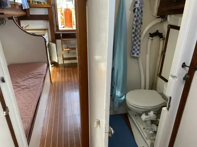 Classic Warner 33 Bermudan Cutter