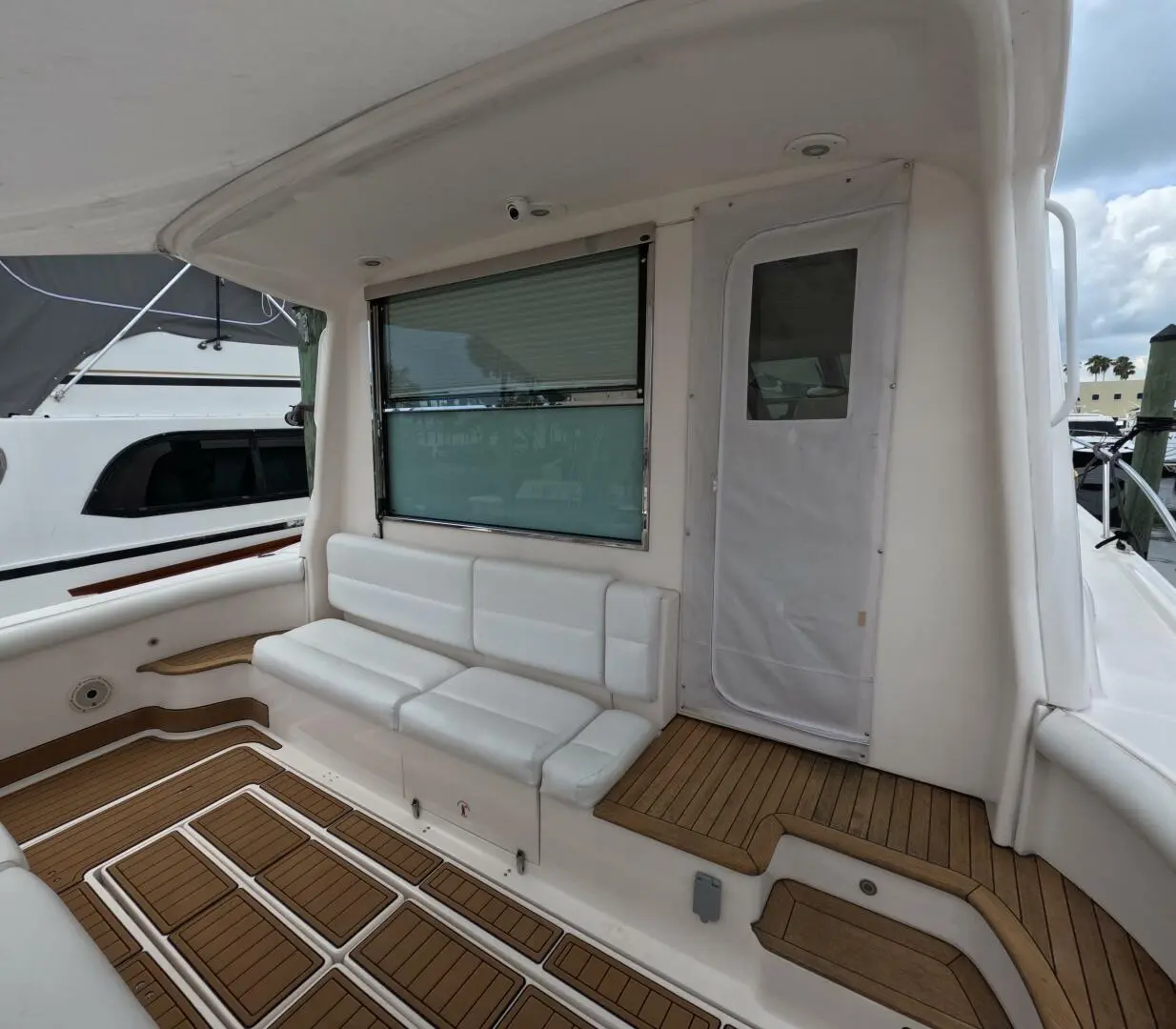 2004 Tiara 5200 sovran salon