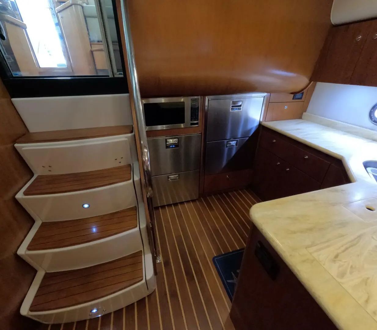 2004 Tiara 5200 sovran salon